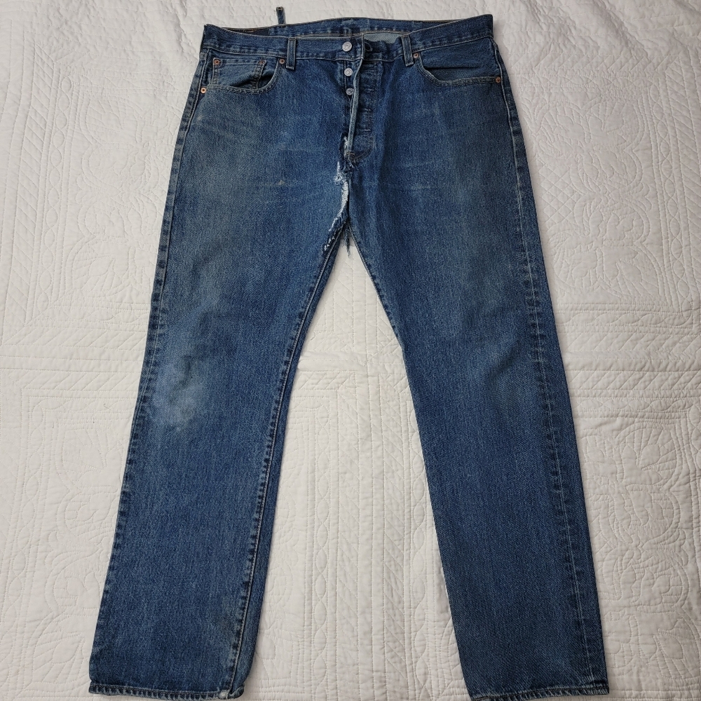 501 Levi's Original Riveted Button Fly Distressed w/big rip Blue Jeans Size W38